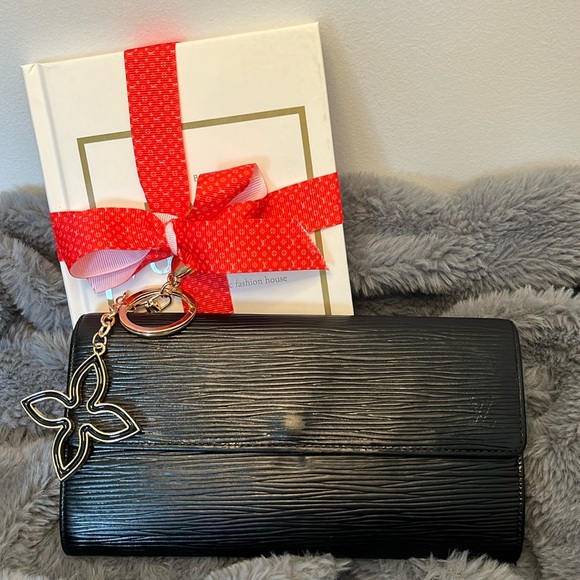 Louis Vuitton Handbags - Louis Vuitton Epi Black Leather Porte Feuille
Sarah Long Bifold Wallet